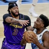 Capela (à droite) et les Hawks ont maté les Lakers d'Anthony Davis vendredi KEYSTONE/EPA/ERIK S. LESSER